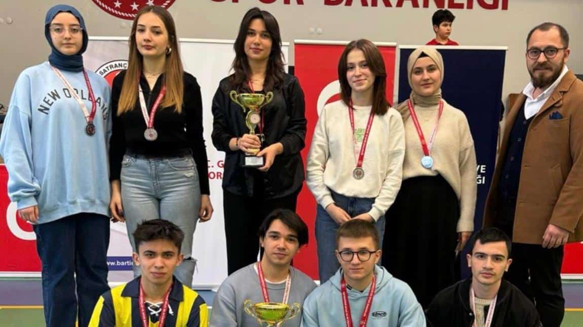 Okul Sporları Satranç Turnuvasında Genç Açık il birinciliği, Genç Kız il ikinciliği alan takımımız. 